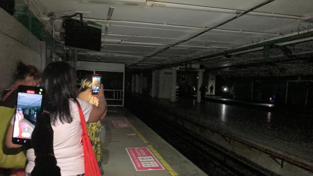Línea 8 del Metro tiene atrasos por un fallo eléctrico