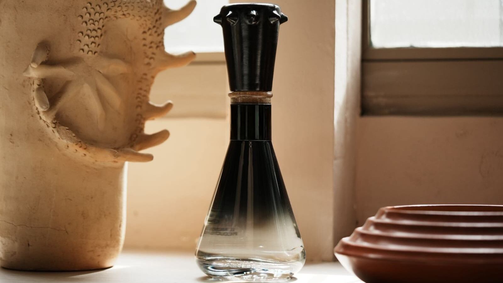 Inspirada en el arte prehispánico y elaborada con técnicas ancestrales, la Serie III de Maestro Dobel 50 Cristalino Onora combina el diseño artesanal del barro negro con un tequila de aromas y sabores excepcionales.