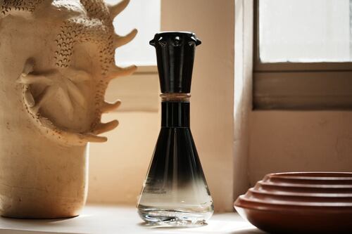 El arte del barro negro y el tequila se fusionan en una pieza de colección