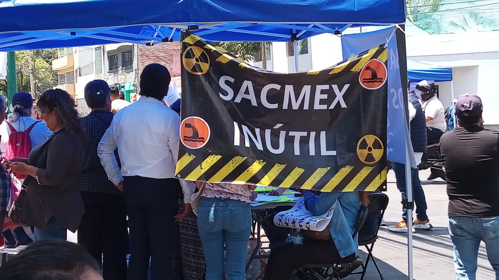 Vecinos de Benito Juárez mantienen cierre vial entre Insurgentes Sur y Xola por agua contaminada