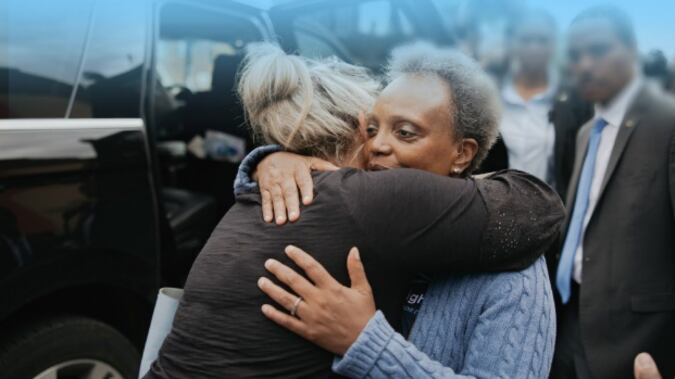 Lightfoot, la primera mujer negra y la primera persona abiertamente gay en dirigir la ciudad, ganó su primer mandato en 2019 después de prometer poner fin a décadas de corrupción y tratos clandestinos en el Ayuntamiento.