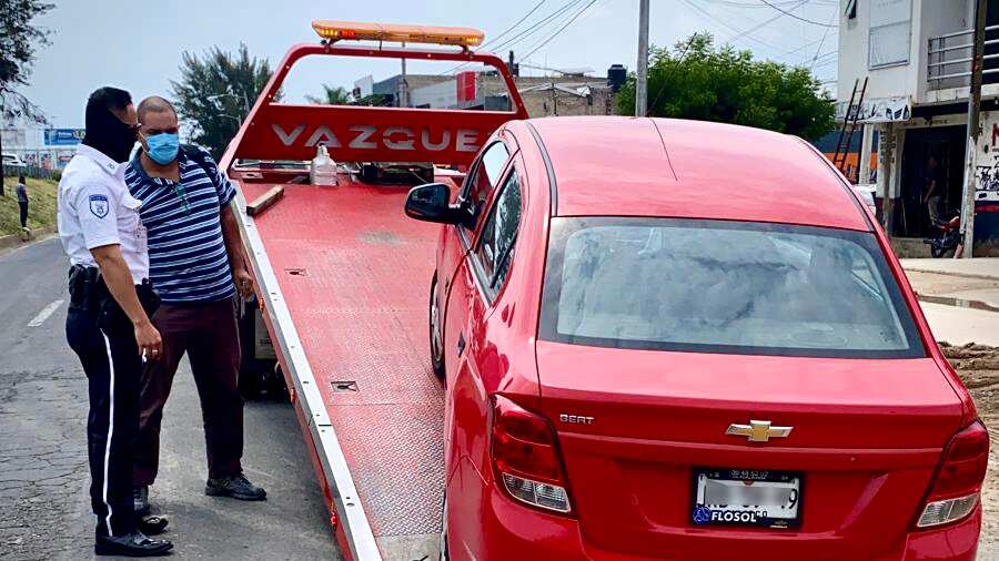 La ley autoriza sancionar a quienes oculten total o parcialmente sus placas; el gobernador coincidió en que la forma de abordaje pudo ser distinta.