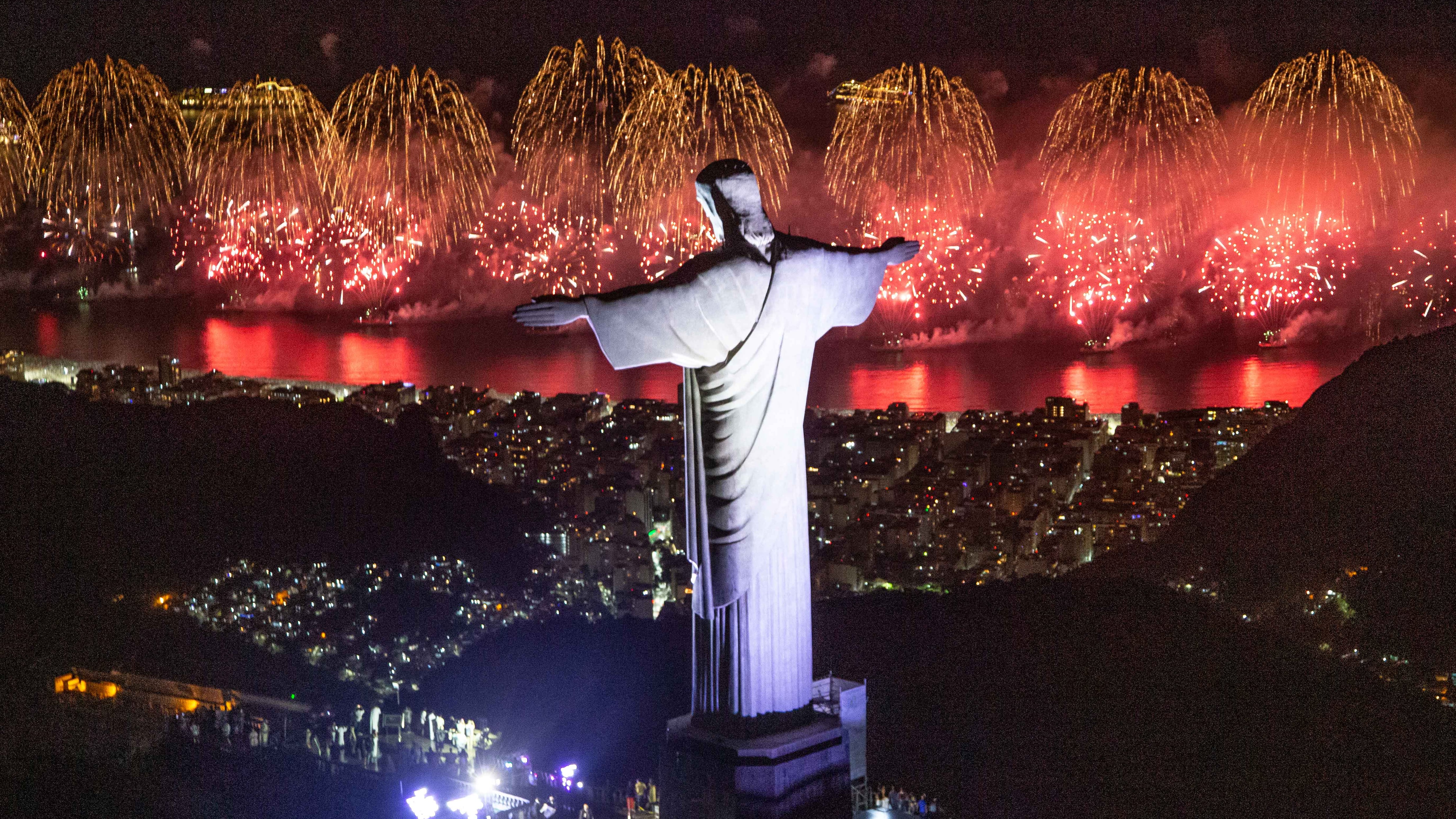 En Río de Janeiro, la playa de Copacabana recibe a más de dos millones de personas con shows gratuitos de pirotecnia de música y es la vitrina más conocida, pero la festividad se celebra en todos los rincones de Brasil.