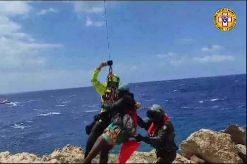 Rescatan a docenas de migrantes tras naufragio de embarcaciones