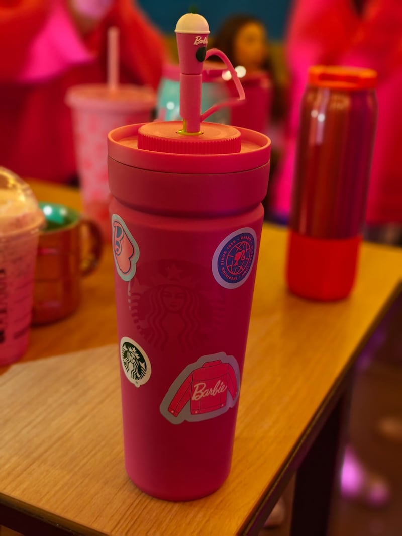 Únete a la colaboración más esperada del año y vive la magia de Barbie en Starbucks. Conoce el menú especial y la exclusiva colección de vasos y termos coleccionables que te harán sentir en un mundo de fantasía