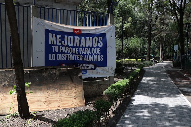 Vecinos caminan entre polvo y escombros durante remodelación de parque en la Nápoles