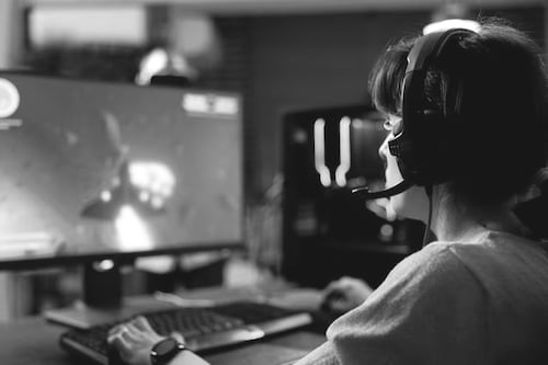 Atacan a balazos a famoso influencer durante transmisión en vivo: “un rayo láser le apuntaba”