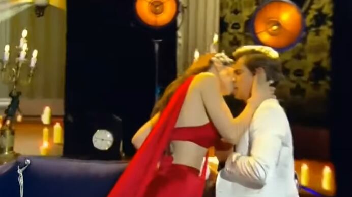 Sin dudas los besos al final de una canción son la moda en las presentaciones y así lo demostraron Natalia Oreiro y Carlos Baute en los Premios Platino.