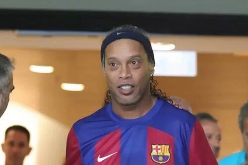VIDEO: Ronaldinho burla a espontáneo en partido amistoso