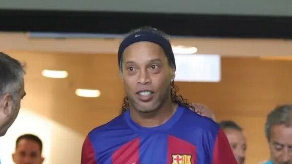 Ronaldinho regularmente juega partidos amistosos de leyendas con el Barcelona.