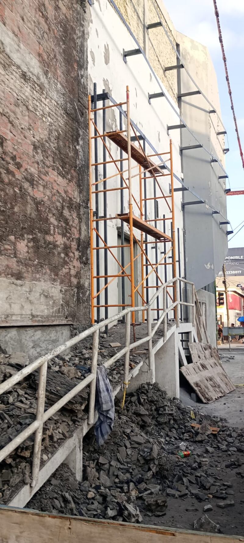 Las aceras de Juárez y Tapia están cerradas a la circulación peatonal.