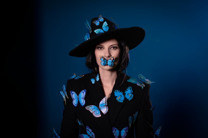 Laura Pausini presenta su versión de “Mariposa Tecknicolor”