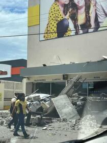 La ciudad de Manzanillo sufrió de varios daños estructurales en algunos de sus edificios.