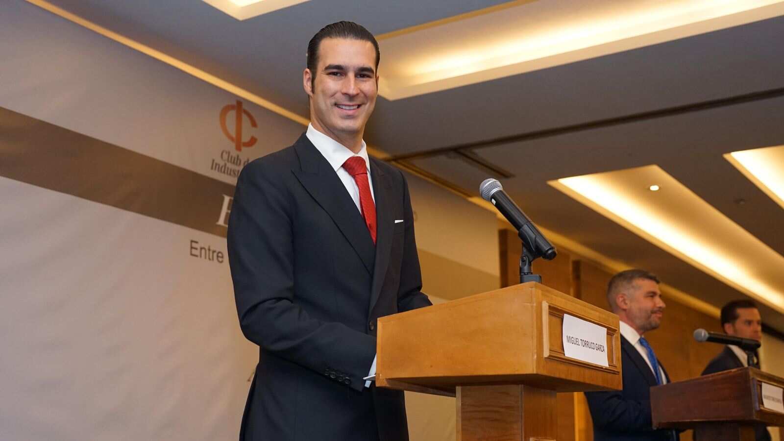 Miguel Torruco gana debate organizado por Club de Industriales