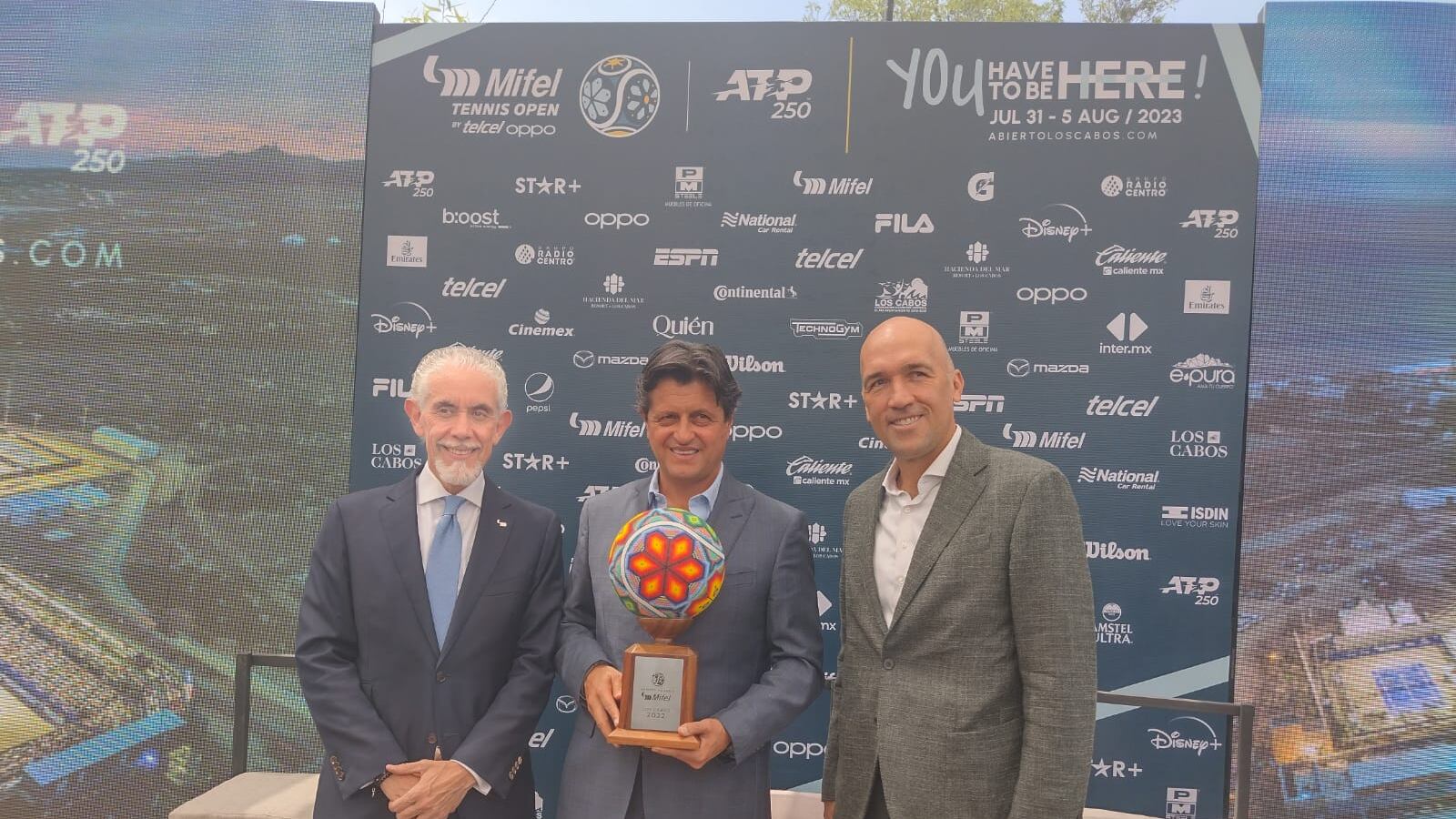 José Antonio Fernández, director del Abierto de los Cabos, junto al trofeo I Yunior Carteño