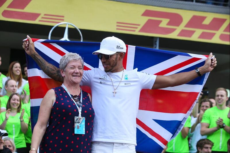 Lewis Hamilton y su mamá, Carmen Larbaleister. Imagen: @lewishamilton.