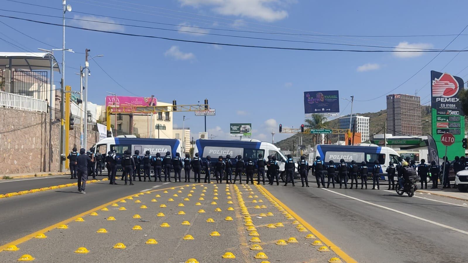 Elementos de las FSPE bloquean en paso a la caseta de GTO capital.