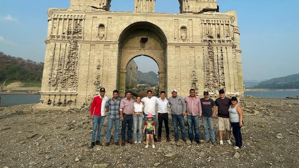 Templo de Quechula, Chiapas, queda al descubierto por sequía extrema