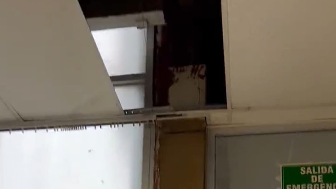 Las imágenes también muestran techos deteriorados.