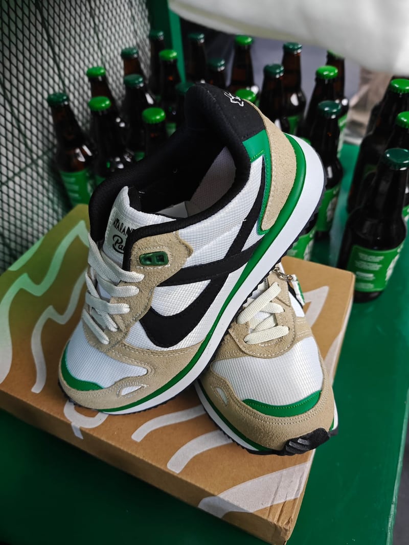 Descubre cómo una icónica marca de calzado y una popular taquería unieron fuerzas para lanzar un diseño de tenis que celebra la cultura, el sabor y el ritmo de México.