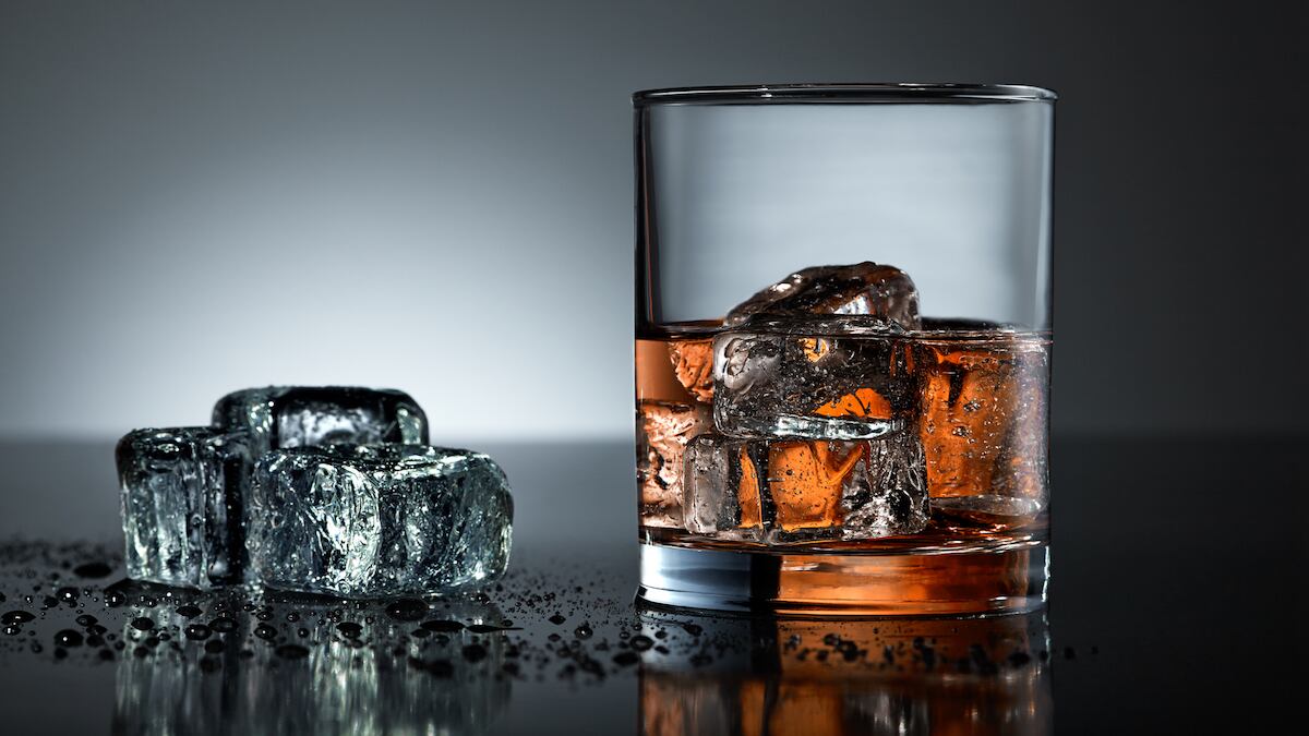 Rocas Mixología Curada ofrece coctelería premium, lista para tomar. Son cócteles con calidad y sabor creados por prestigiados mixólogos, los cuales puedes pedir por Internet para degustarlos en casa.