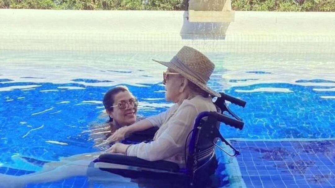 Madre e hija disfrutaron de la alberca en un domingo soleado