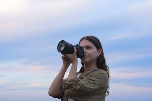 Conoce la cámara full-frame que desafía a la IA generativa en su propio terreno