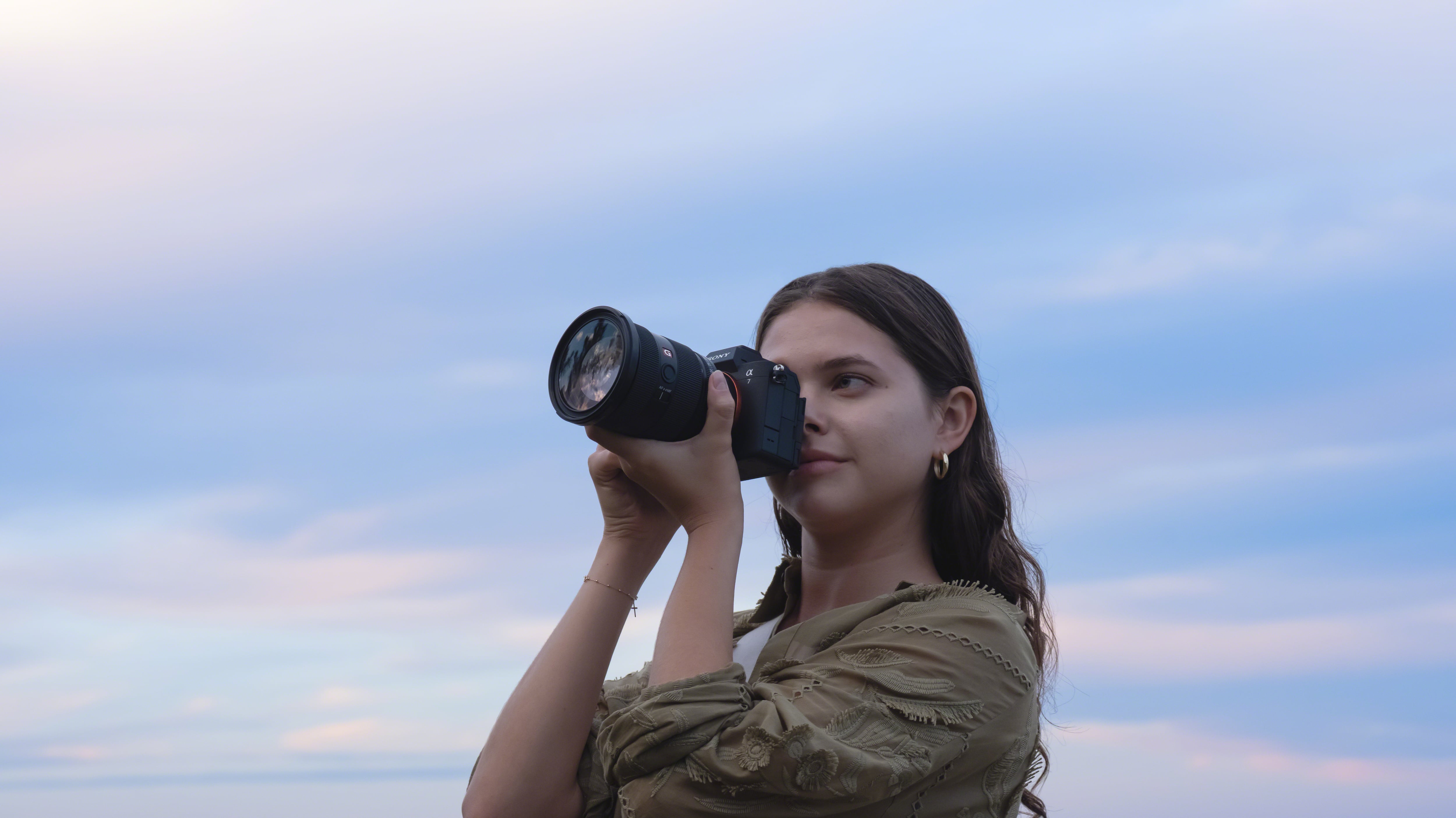 La compañía japonesa presenta este mes en México un equipo con sensor parcialmente apilado, inteligencia artificial y capacidades de video que rivalizan con cámaras de cine