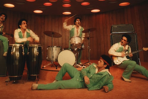 Bruno Mars presenta un adelanto de su nuevo disco con “I Just Might”