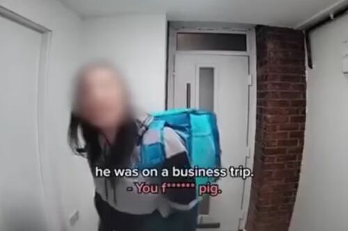 Le dijo a su esposa que iba de viaje de trabajo, pidió comida a domicilio con su amante y lo descubrieron