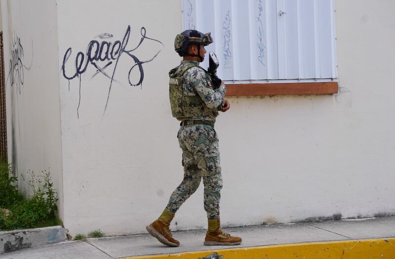 Marino patrulla calles ante repunte de violencia en Cancún, Quintana Roo.