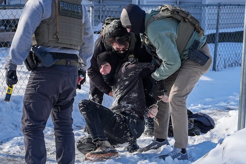 ICE reduce 700 agentes en Minnesota, pero Trump mantiene operativos migratorios