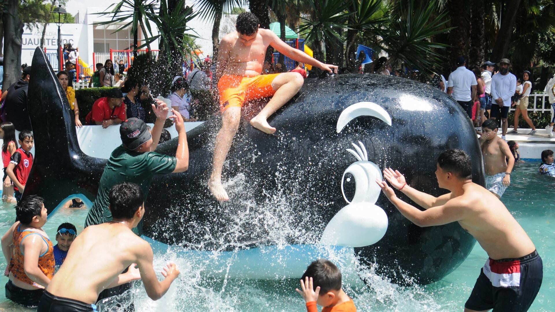 Jóvenes juegan en una de las albercas reacondicionadas por la Alcaldía Cuauhtémoc.
