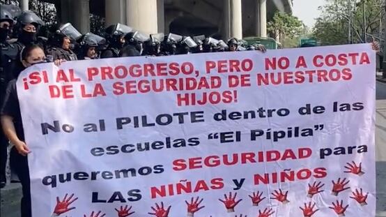 Padres de familia protestan contra obras de la Línea 3 del Cablebús.