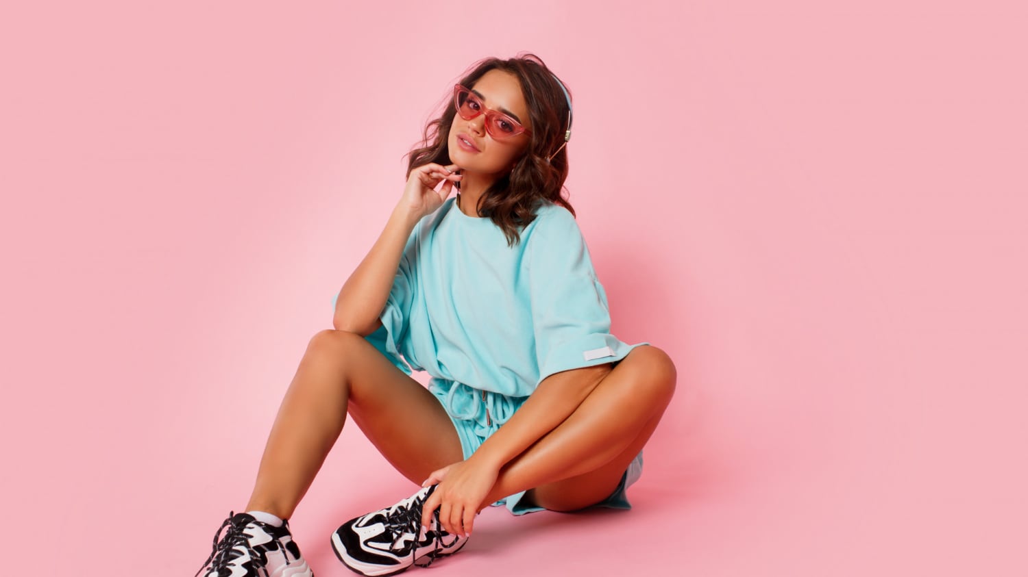 Una temporada, varios estilos y un denominador común: el sneaker correcto puede transformar cualquier outfit