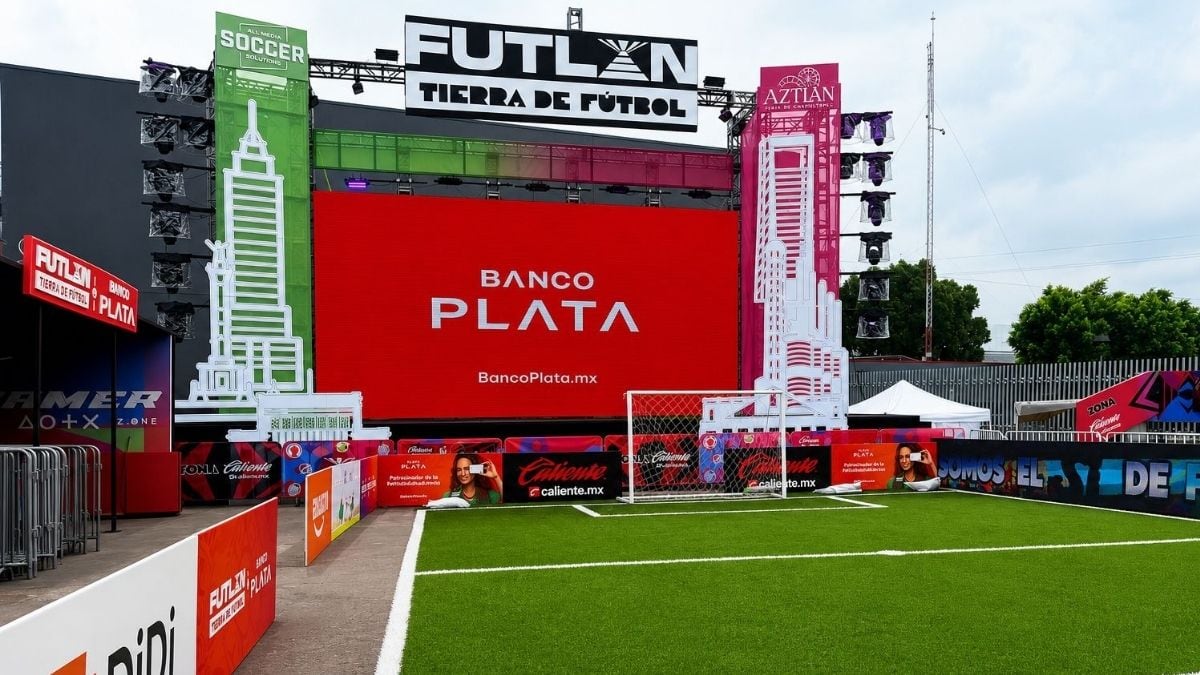 Pantalla principal de Futlán de Banco Plata en Aztlán Parque Urbano de Chapultepec, espacio gratuito donde los aficionados podrán seguir los partidos y participar en experiencias relacionadas con el futbol.