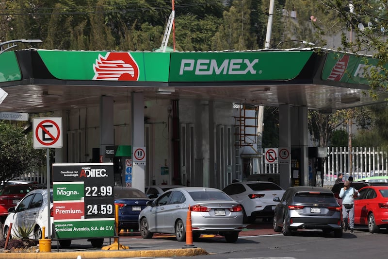 Gasolineros y gobierno acordarían establecer litro en máximo 24 pesos