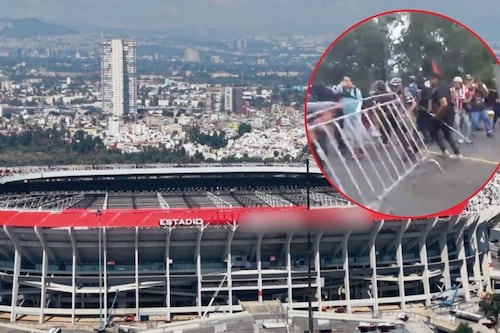 ¡Caos en la inauguración! Encapuchados se enfrentan con policías afuera del Estadio Ciudad de México