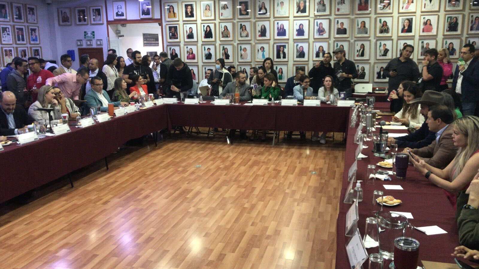 En varios momentos de la reunión, los legisladores se vanagloriaron que les tocó trabajar en sábado.