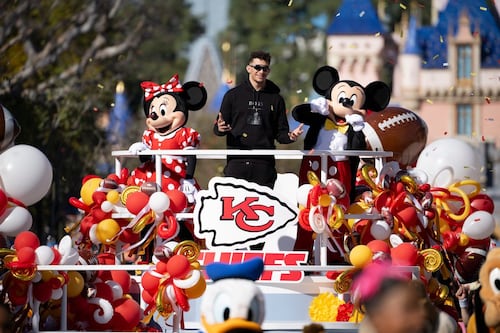 Patrick Mahomes celebra su tercer título en Disneyland