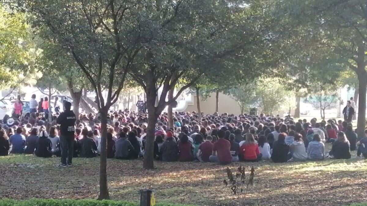 Joven menor de edad apuñala a alumna en preparatoria de Monterrey