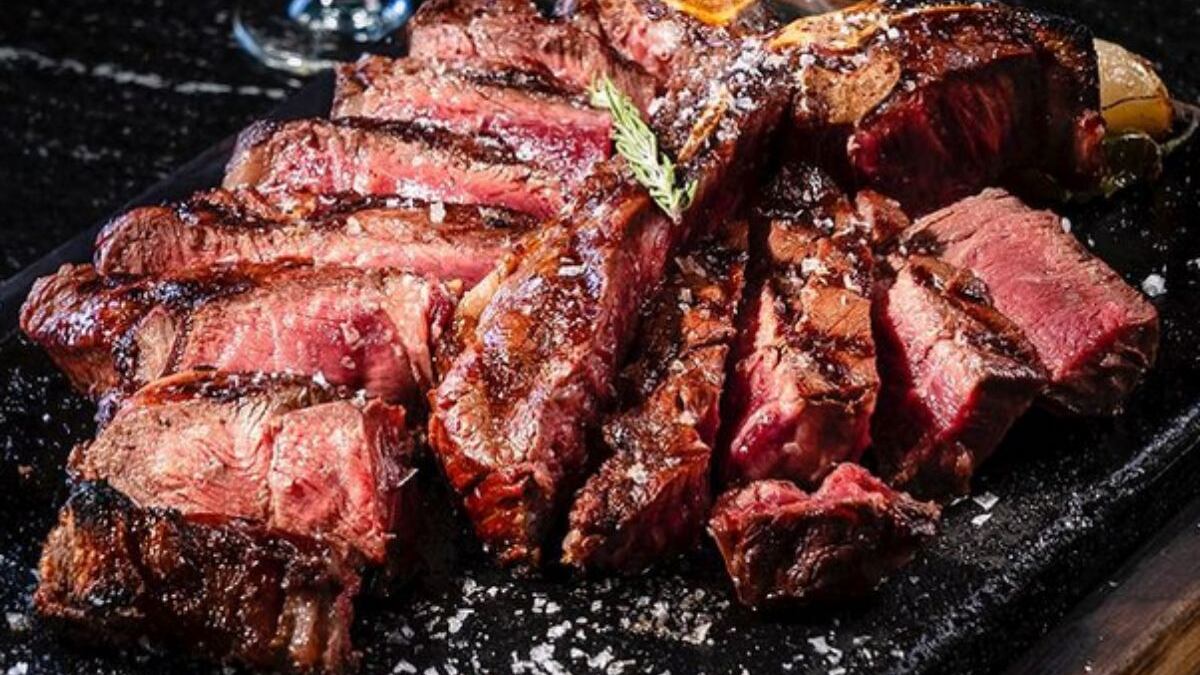 se caracteriza por sus cortes finos de carne. (Instagram @sonoragrill)