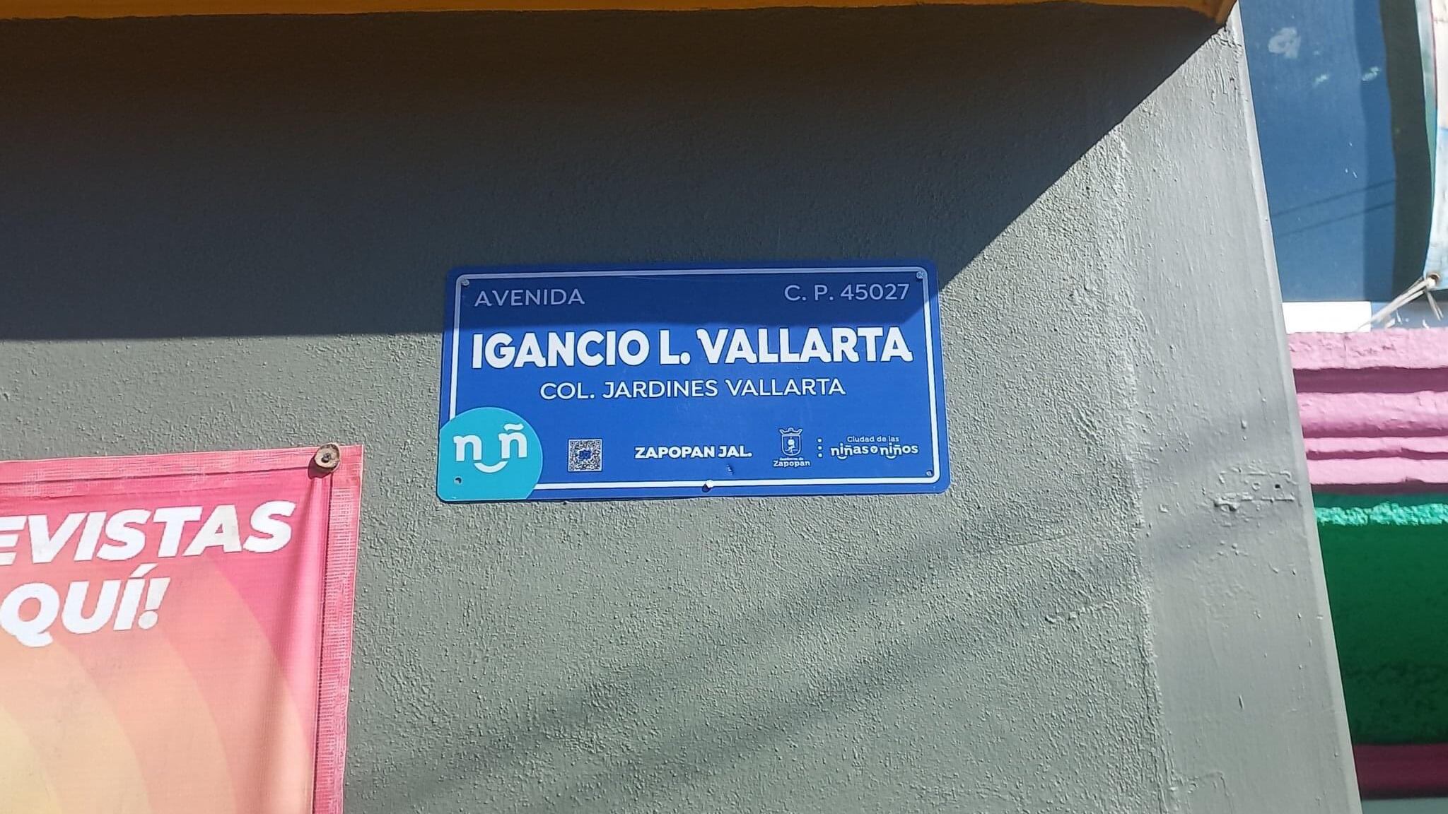 Las placas no sólo presentan textos equivocados, sino que algunas los códigos postales están mal o no corresponde la calle con la colonia.