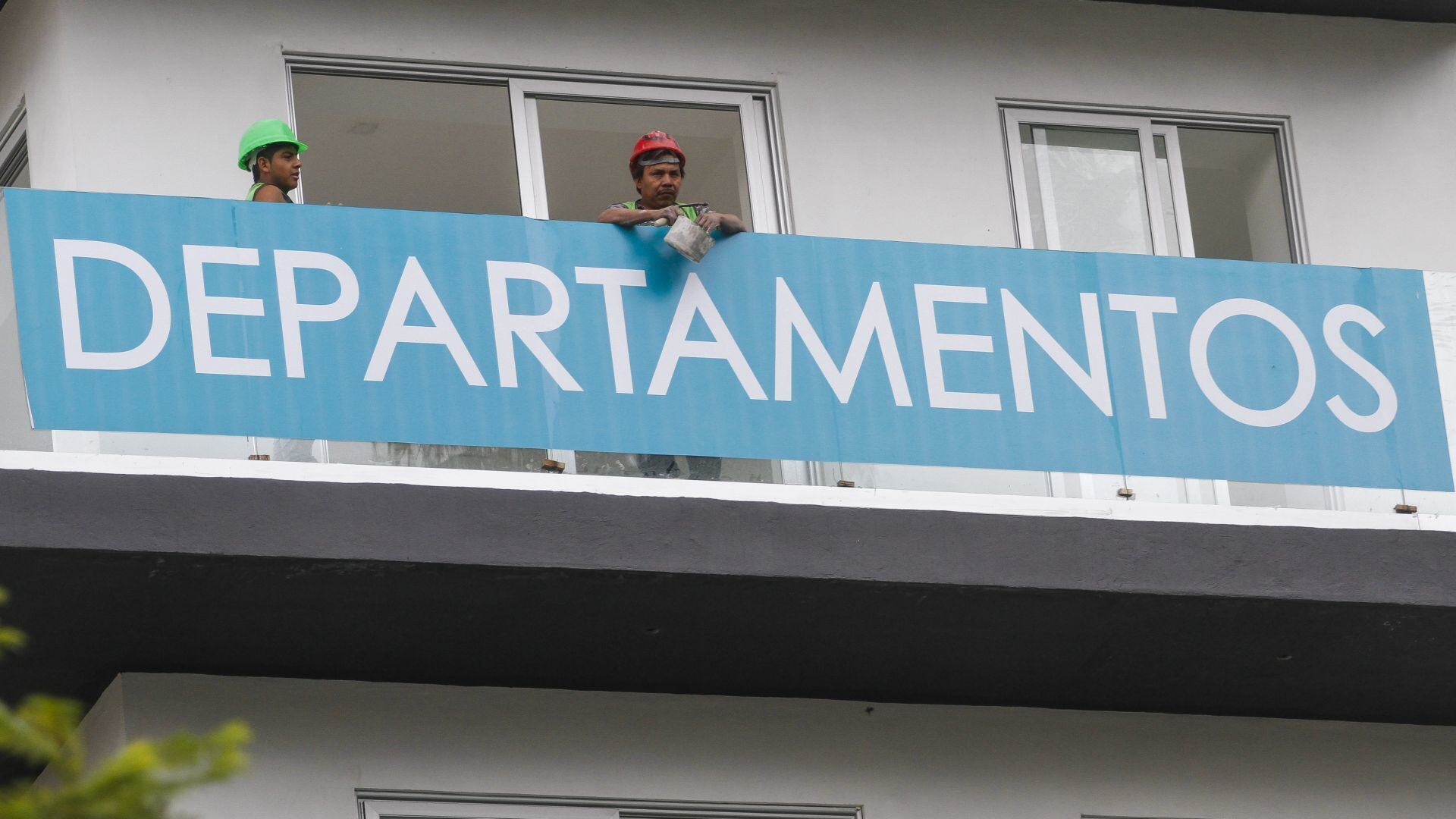 Para rentar una vivienda de clase media, sin poner en peligro su economía, un mexicano necesita un salario de más de 44 mil pesos mensuales, reveló un estudio.