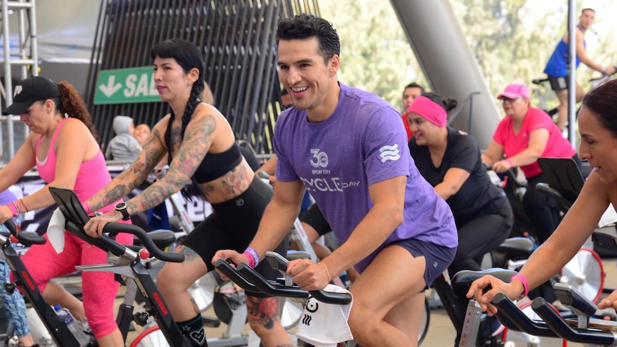 Cinco razones para subirte a la bici: los beneficios del cycling indoor