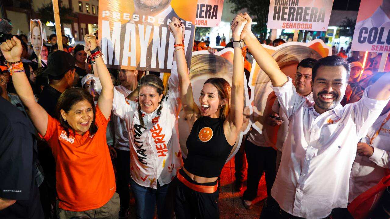 Máynez acompañó a Mariana Rodríguez en el pegoteo de calcas en el Centro de Monterrey.