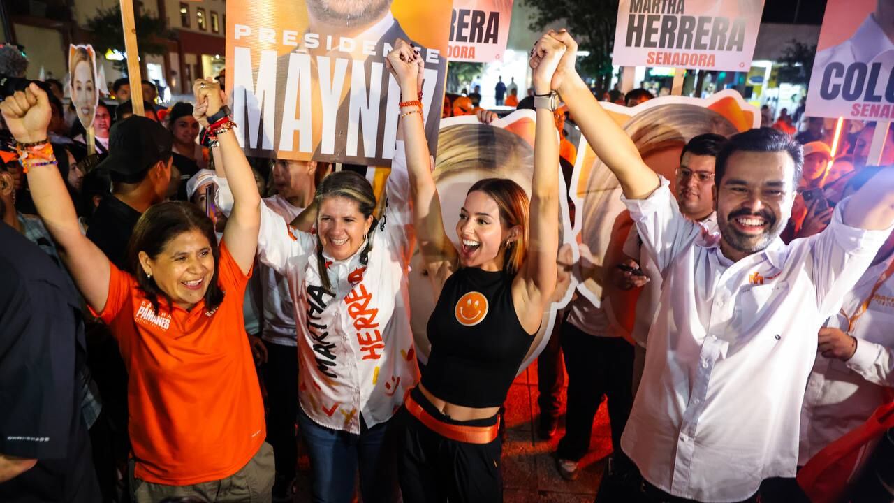 Máynez acompañó a Mariana Rodríguez en el pegoteo de calcas en el Centro de Monterrey.