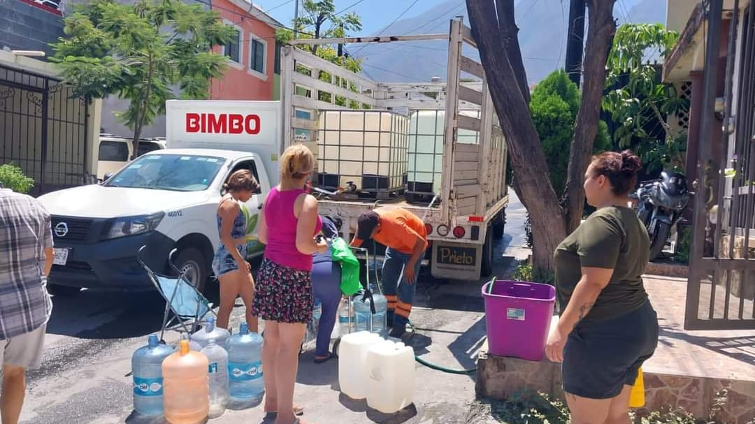 Nuevamente los vecinos están buscando agua de forma desesperada porque no llega a sus colonias.
