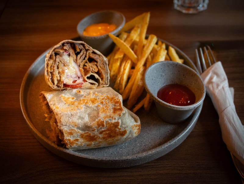 Disfruta de un ambiente cálido, salsas artesanales y chilaquiles todo el día