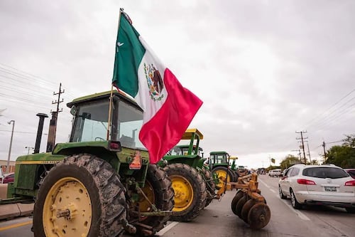 ¿Bloquearán la CDMX? Campesinos cierran cruces fronterizos con tractores en Chihuahua